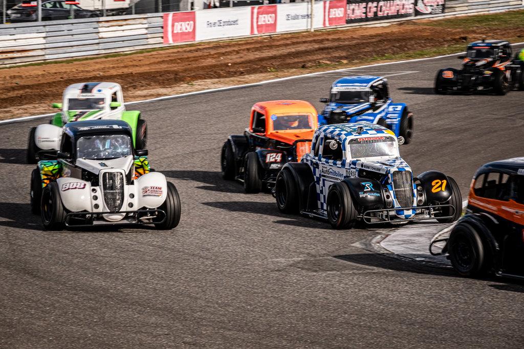 Der bliver trængsel i FDM Jyllandsringens første sving på FDM Jyllandsringen, når de mange biler i Grand Prix Tours Legend Car Cuppen slippes løs
(Foto: Grippo)